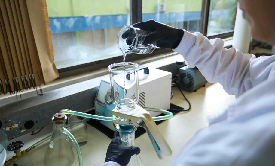 Composto por três laboratórios, a estrutura do IAT faz análises regulares de amostras de água, solo, sedimentos e peixes para a identificação de contaminantes e poluentes