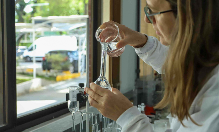 Composto por três laboratórios, a estrutura do IAT faz análises regulares de amostras de água, solo, sedimentos e peixes para a identificação de contaminantes e poluentes