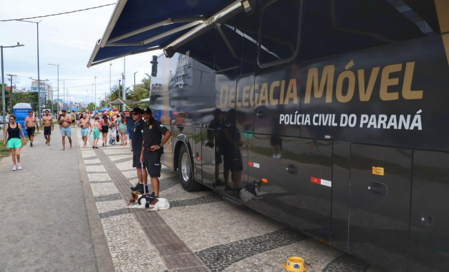 Delegacia Móvel da PCPR é ponto de referência em segurança para o público nos eventos do Verão Maior Paraná