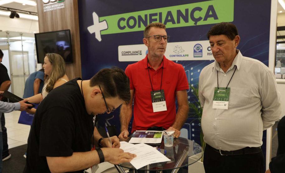 Feira de Serviços do Paraná Mais Cidades orienta gestores para acesso a programas do Estado