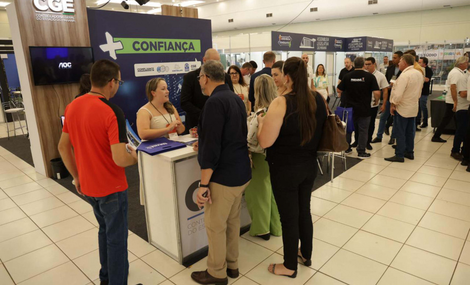Feira de Serviços do Paraná Mais Cidades orienta gestores para acesso a programas do Estado