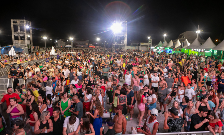 Pontal do Paraná, 21 de fevereiro de 2025 - Show de George Henrique e Rodrigo, no Centro de Eventos Marisol, dentro da programação do Verão Maior Paraná.