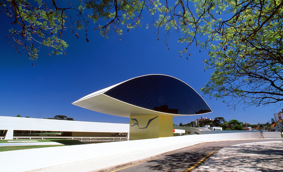 MON realiza oficina de pintura com artista Livia Fontana, no Dia da Mulher