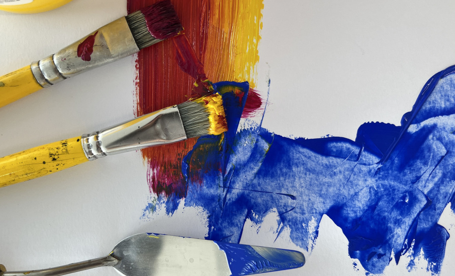 MON realiza oficina de pintura com artista Livia Fontana, no Dia da Mulher