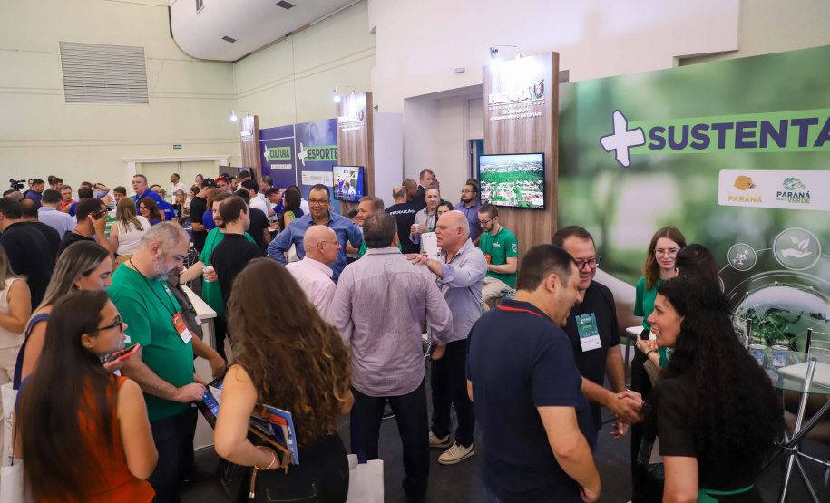 Feira de Serviços do Paraná Mais Cidades orienta gestores para acesso a programas do Estado