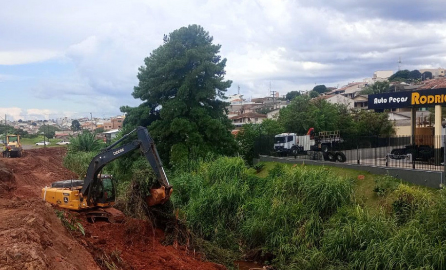 Aviso interdição rua em Telêmaco Borba