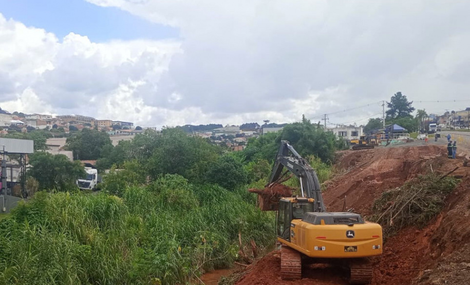 Aviso interdição rua em Telêmaco Borba