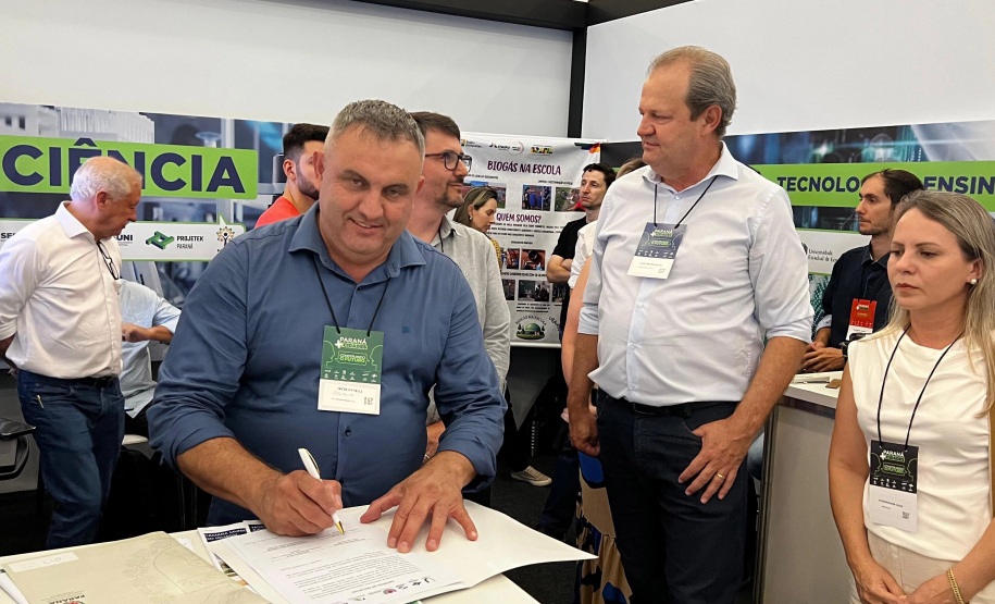 Estado entrega projeto da sede do Legislativo de São Pedro do Iguaçu