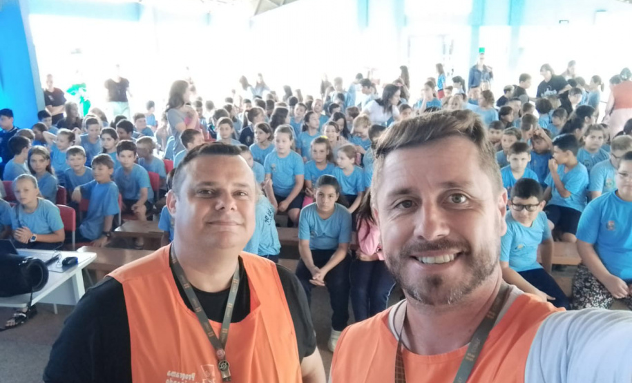 Voluntários da Copel orientam comunidades do Centro Sul sobre os cuidados com a rede elétrica