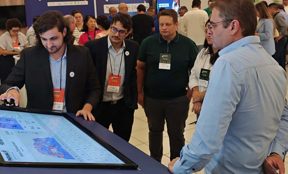Feira de Serviços do Paraná Mais Cidades orienta gestores para acesso a programas do Estado
