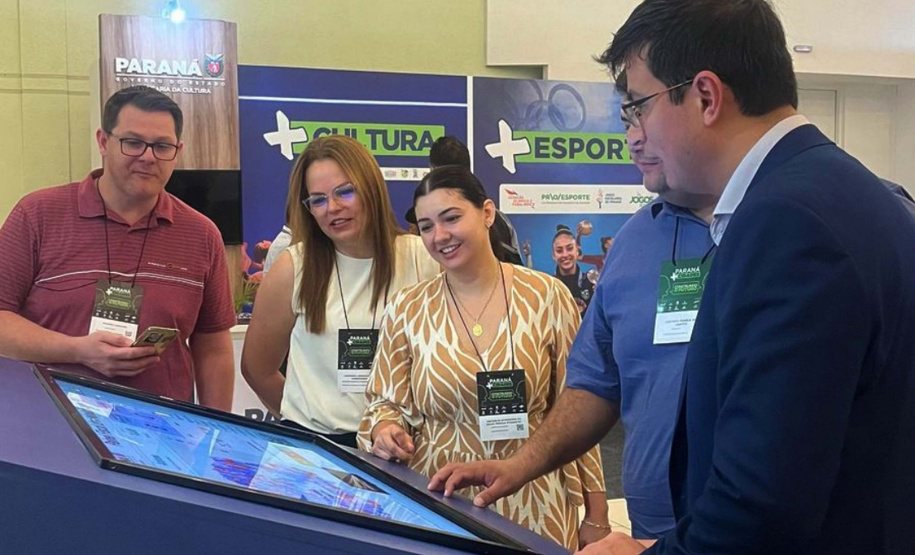 Feira de Serviços do Paraná Mais Cidades orienta gestores para acesso a programas do Estado
