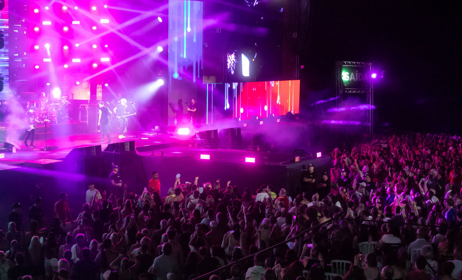 Matinhos, 22 de fevereiro de 2025 - Show da banda Titãs no paldo do Verão Maior Paraná em Caiobá.