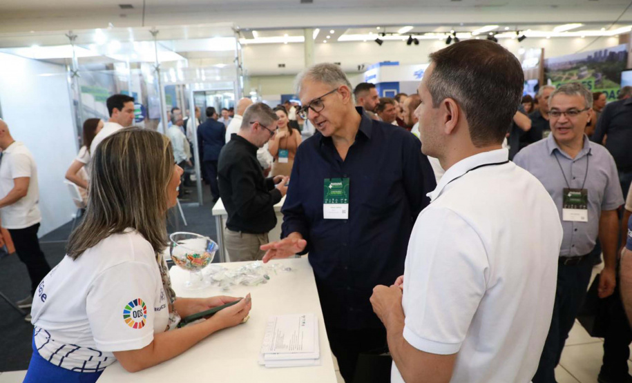 Feira de Serviços do Paraná Mais Cidades orienta gestores para acesso a programas do Estado