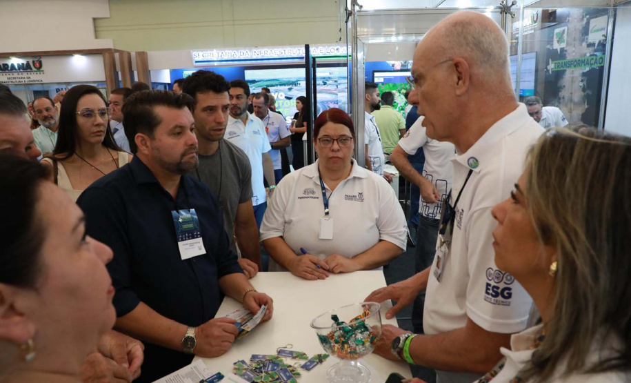 Feira de Serviços do Paraná Mais Cidades orienta gestores para acesso a programas do Estado
