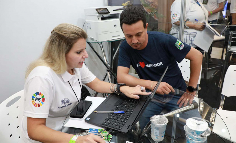 Feira de Serviços do Paraná Mais Cidades orienta gestores para acesso a programas do Estado