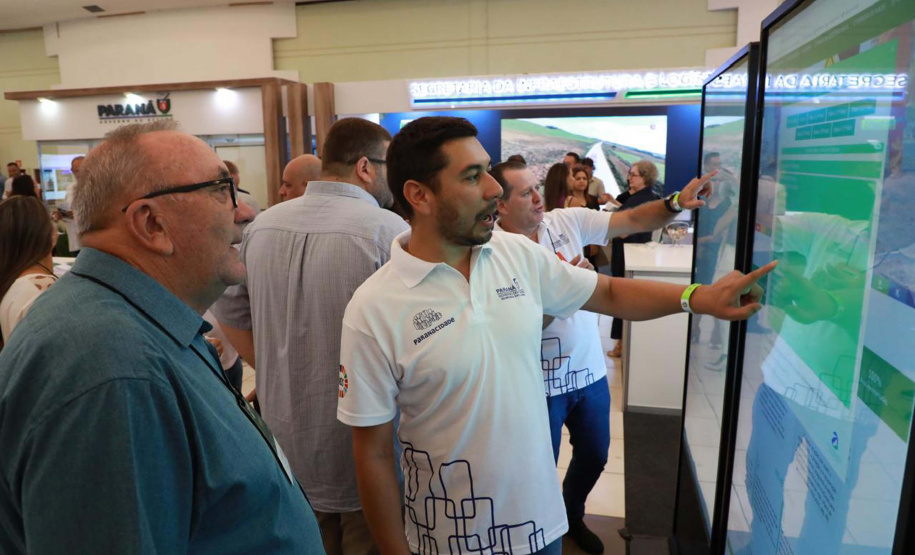 Feira de Serviços do Paraná Mais Cidades orienta gestores para acesso a programas do Estado