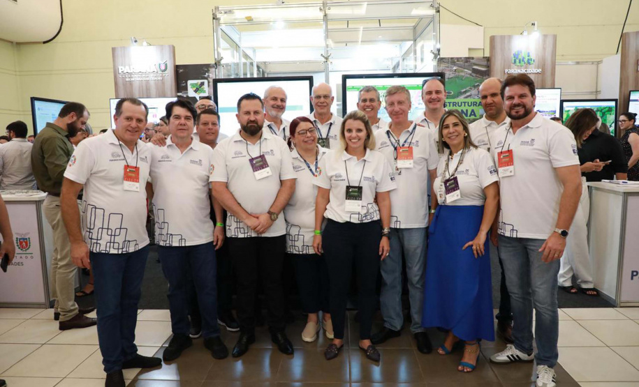 Feira de Serviços do Paraná Mais Cidades orienta gestores para acesso a programas do Estado