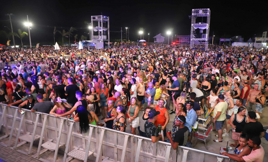 Rionegro & Solimões levam 30 mil fãs de sertanejo raiz para espetáculo em Pontal do Paraná