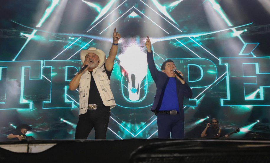 Rionegro & Solimões levam 30 mil fãs de sertanejo raiz para espetáculo em Pontal do Paraná