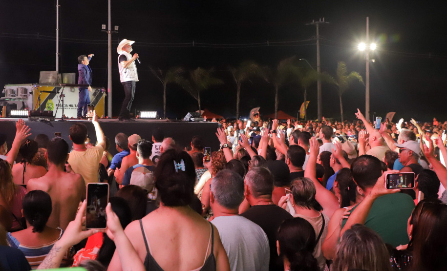 Rionegro & Solimões levam 30 mil fãs de sertanejo raiz para espetáculo em Pontal do Paraná