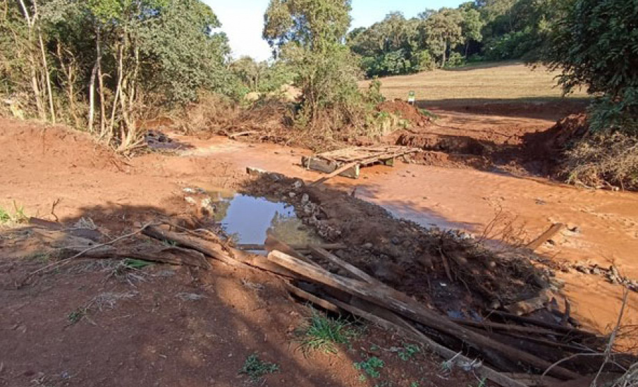 Com orientação e auxílio da Defesa Civil prefeitura de Dois Vizinhos reconstrói seis pontes