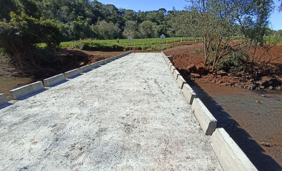 Com orientação e auxílio da Defesa Civil prefeitura de Dois Vizinhos reconstrói seis pontes