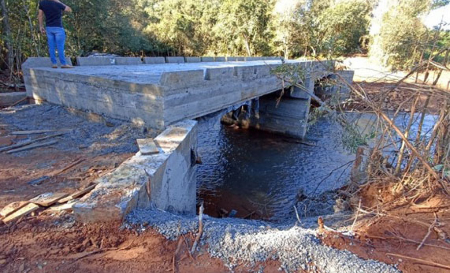 Com orientação e auxílio da Defesa Civil prefeitura de Dois Vizinhos reconstrói seis pontes