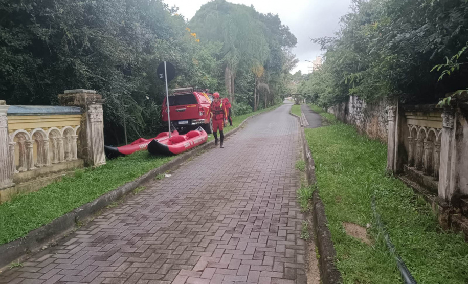 Bombeiros localizam menino que se afogou em Curitiba