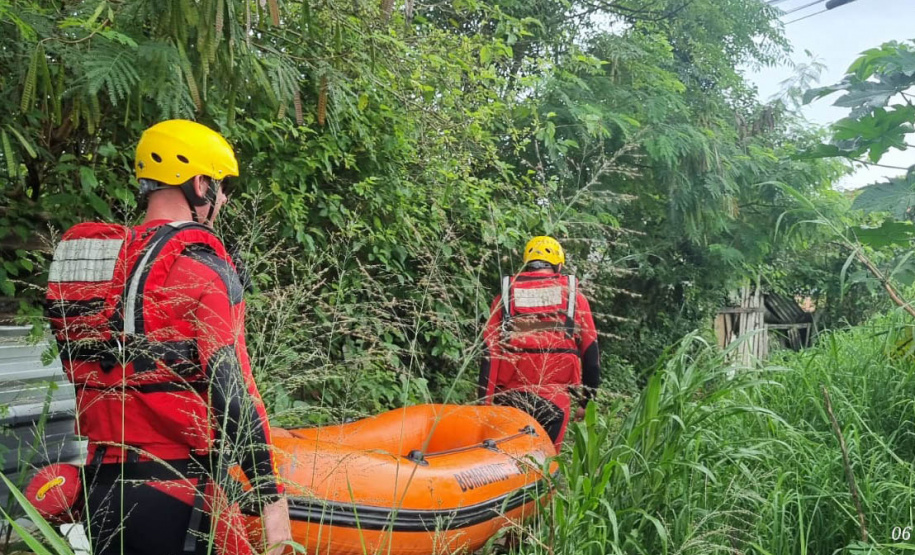 Bombeiros localizam menino que se afogou em Curitiba