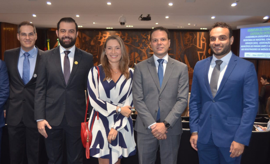 Paraná firma protocolo de intenções para regularização imobiliária do Programa Barracões Industriais