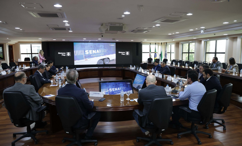 Secretários de Estado debatem plano com objetivo de impulsionar a indústria no Paraná