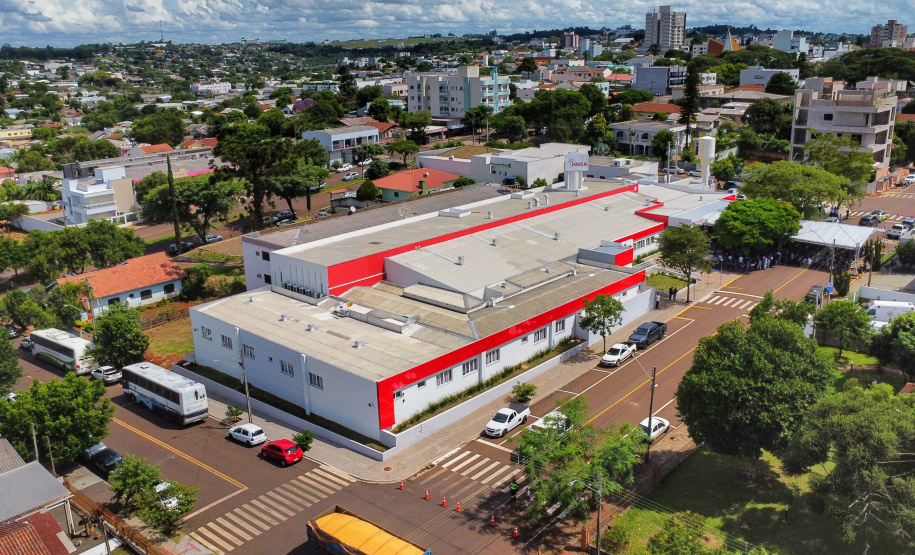 Hospital Municipal de Realeza, na Região Sudoeste. A unidade, que recebeu um aporte de R$ 2,25 milhões do Estado, por meio da Secretaria da Saúde (Sesa), é fruto da transformação e ampliação de um antigo Pronto Atendimento do município, que agora muda seu perfil assistencial e passa a contar com 28 leitos e serviços de emergência, internamento clínico adulto e pediátrico.