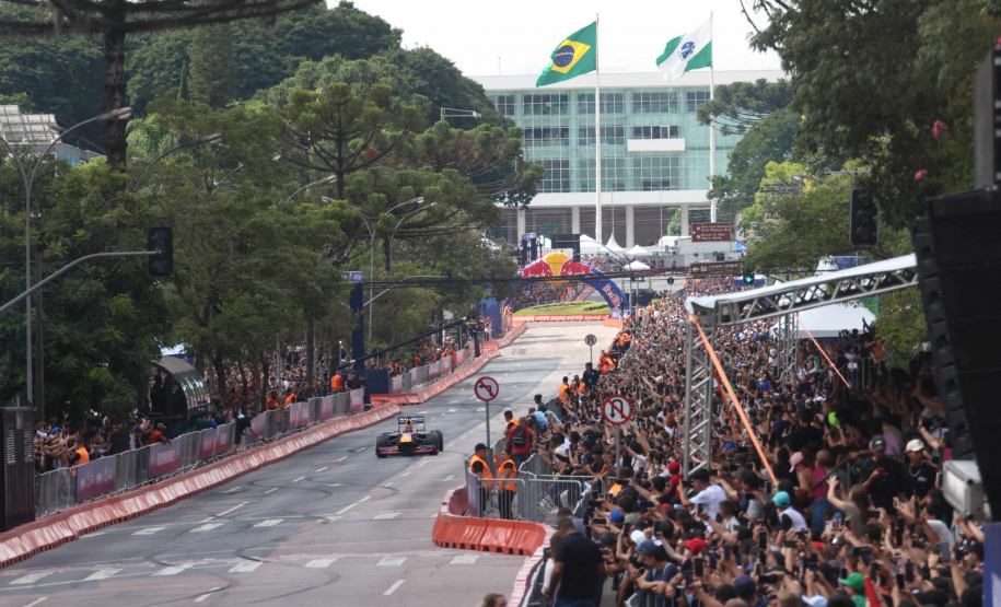 Adrenalina e velocidade: fãs apaixonados vibram com apresentação de carros na Red Bull Showrun