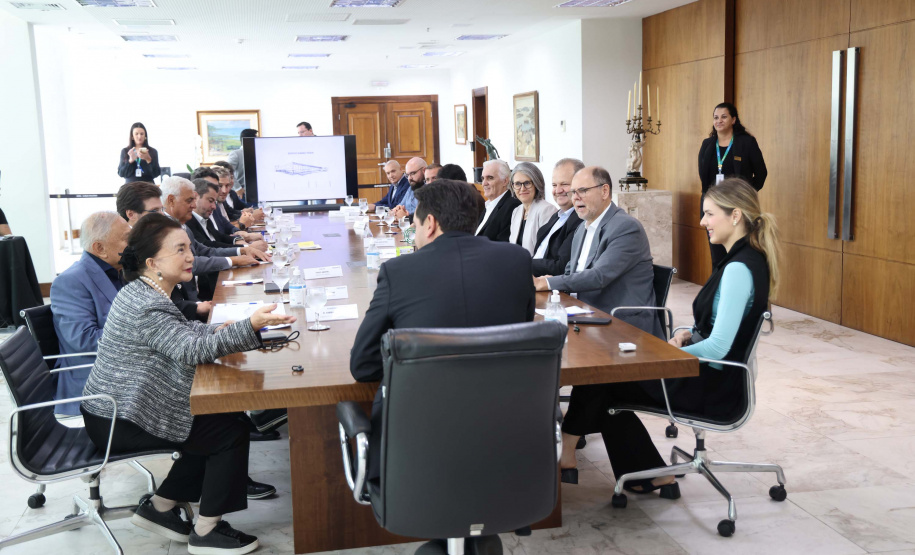 A Universidade Estadual de Londrina (UEL) será a primeira instituição de ensino superior estadual do Paraná a ter um parque tecnológico em seu campus, no Norte do Estado. O projeto arquitetônico do novo espaço, que será um hub de inovação integrado à infraestrutura acadêmica e de pesquisa da universidade, foi apresentado nesta terça-feira (11) ao governador Carlos Massa Ratinho Junior.