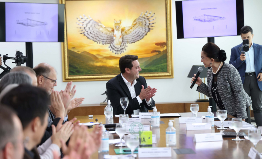 A Universidade Estadual de Londrina (UEL) será a primeira instituição de ensino superior estadual do Paraná a ter um parque tecnológico em seu campus, no Norte do Estado. O projeto arquitetônico do novo espaço, que será um hub de inovação integrado à infraestrutura acadêmica e de pesquisa da universidade, foi apresentado nesta terça-feira (11) ao governador Carlos Massa Ratinho Junior.