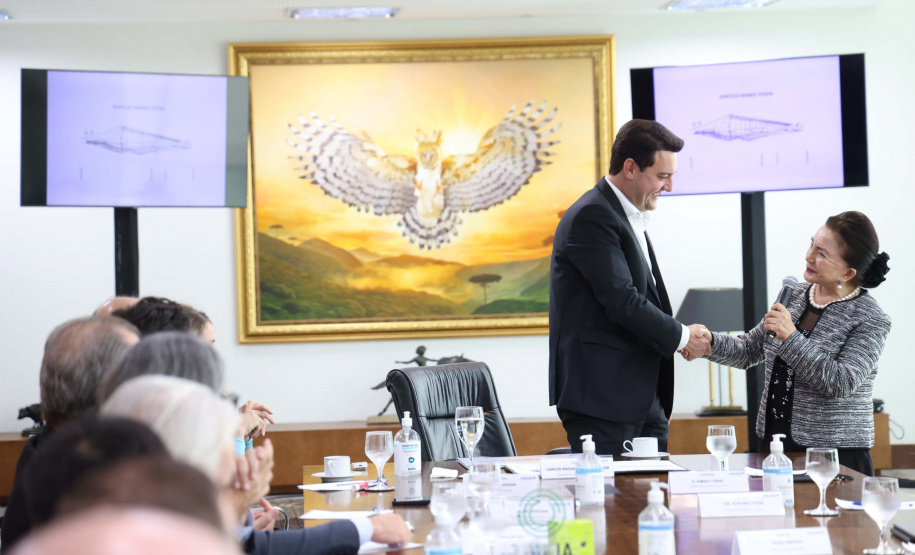 A Universidade Estadual de Londrina (UEL) será a primeira instituição de ensino superior estadual do Paraná a ter um parque tecnológico em seu campus, no Norte do Estado. O projeto arquitetônico do novo espaço, que será um hub de inovação integrado à infraestrutura acadêmica e de pesquisa da universidade, foi apresentado nesta terça-feira (11) ao governador Carlos Massa Ratinho Junior.