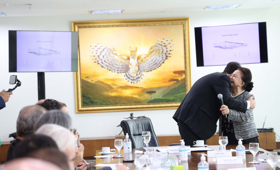 A Universidade Estadual de Londrina (UEL) será a primeira instituição de ensino superior estadual do Paraná a ter um parque tecnológico em seu campus, no Norte do Estado. O projeto arquitetônico do novo espaço, que será um hub de inovação integrado à infraestrutura acadêmica e de pesquisa da universidade, foi apresentado nesta terça-feira (11) ao governador Carlos Massa Ratinho Junior.