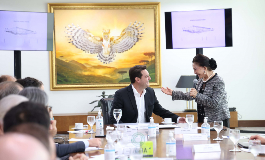 A Universidade Estadual de Londrina (UEL) será a primeira instituição de ensino superior estadual do Paraná a ter um parque tecnológico em seu campus, no Norte do Estado. O projeto arquitetônico do novo espaço, que será um hub de inovação integrado à infraestrutura acadêmica e de pesquisa da universidade, foi apresentado nesta terça-feira (11) ao governador Carlos Massa Ratinho Junior.