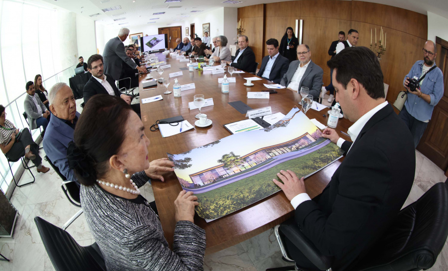 A Universidade Estadual de Londrina (UEL) será a primeira instituição de ensino superior estadual do Paraná a ter um parque tecnológico em seu campus, no Norte do Estado. O projeto arquitetônico do novo espaço, que será um hub de inovação integrado à infraestrutura acadêmica e de pesquisa da universidade, foi apresentado nesta terça-feira (11) ao governador Carlos Massa Ratinho Junior.