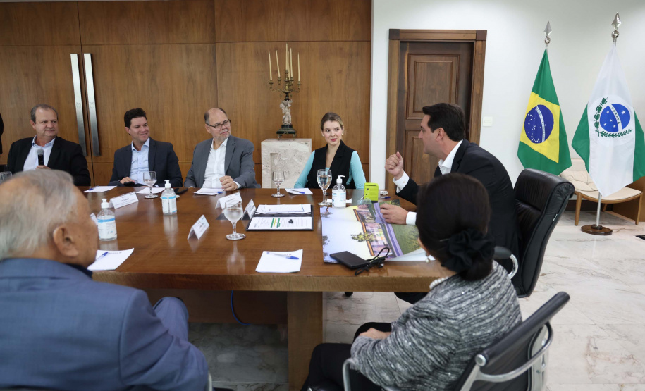 A Universidade Estadual de Londrina (UEL) será a primeira instituição de ensino superior estadual do Paraná a ter um parque tecnológico em seu campus, no Norte do Estado. O projeto arquitetônico do novo espaço, que será um hub de inovação integrado à infraestrutura acadêmica e de pesquisa da universidade, foi apresentado nesta terça-feira (11) ao governador Carlos Massa Ratinho Junior.