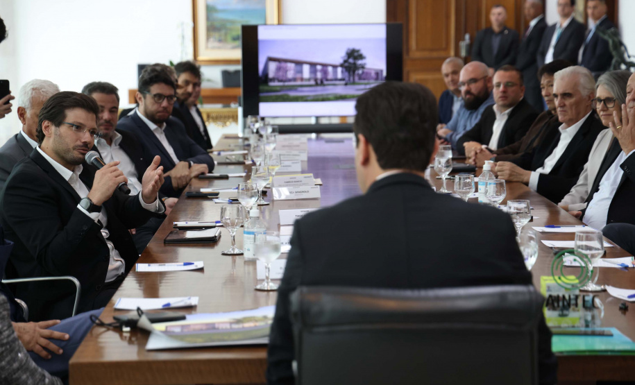 A Universidade Estadual de Londrina (UEL) será a primeira instituição de ensino superior estadual do Paraná a ter um parque tecnológico em seu campus, no Norte do Estado. O projeto arquitetônico do novo espaço, que será um hub de inovação integrado à infraestrutura acadêmica e de pesquisa da universidade, foi apresentado nesta terça-feira (11) ao governador Carlos Massa Ratinho Junior.