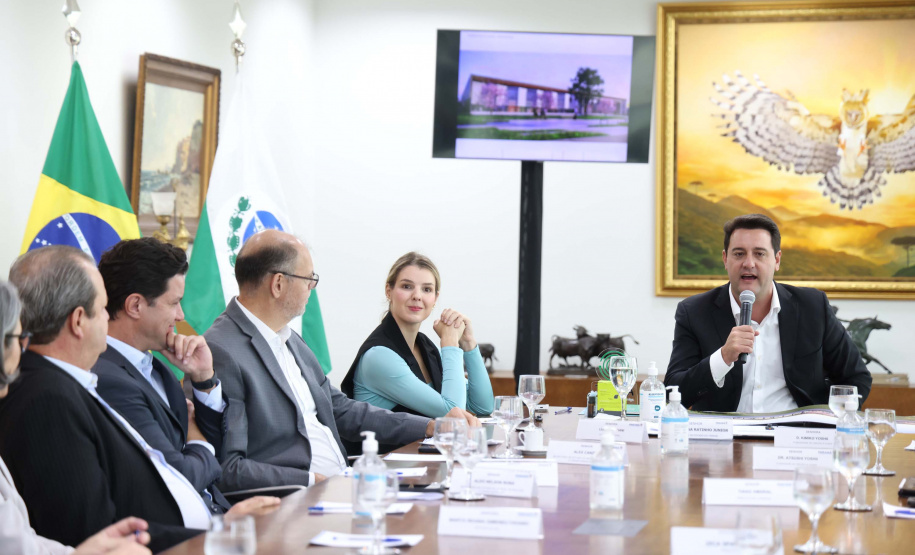 A Universidade Estadual de Londrina (UEL) será a primeira instituição de ensino superior estadual do Paraná a ter um parque tecnológico em seu campus, no Norte do Estado. O projeto arquitetônico do novo espaço, que será um hub de inovação integrado à infraestrutura acadêmica e de pesquisa da universidade, foi apresentado nesta terça-feira (11) ao governador Carlos Massa Ratinho Junior.