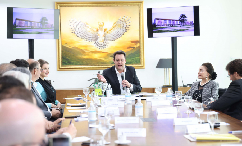 A Universidade Estadual de Londrina (UEL) será a primeira instituição de ensino superior estadual do Paraná a ter um parque tecnológico em seu campus, no Norte do Estado. O projeto arquitetônico do novo espaço, que será um hub de inovação integrado à infraestrutura acadêmica e de pesquisa da universidade, foi apresentado nesta terça-feira (11) ao governador Carlos Massa Ratinho Junior.