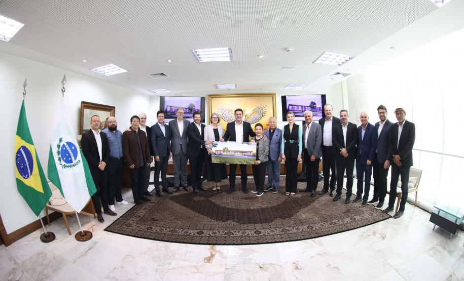 A Universidade Estadual de Londrina (UEL) será a primeira instituição de ensino superior estadual do Paraná a ter um parque tecnológico em seu campus, no Norte do Estado. O projeto arquitetônico do novo espaço, que será um hub de inovação integrado à infraestrutura acadêmica e de pesquisa da universidade, foi apresentado nesta terça-feira (11) ao governador Carlos Massa Ratinho Junior.