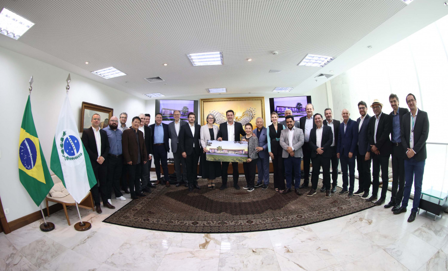 A Universidade Estadual de Londrina (UEL) será a primeira instituição de ensino superior estadual do Paraná a ter um parque tecnológico em seu campus, no Norte do Estado. O projeto arquitetônico do novo espaço, que será um hub de inovação integrado à infraestrutura acadêmica e de pesquisa da universidade, foi apresentado nesta terça-feira (11) ao governador Carlos Massa Ratinho Junior.