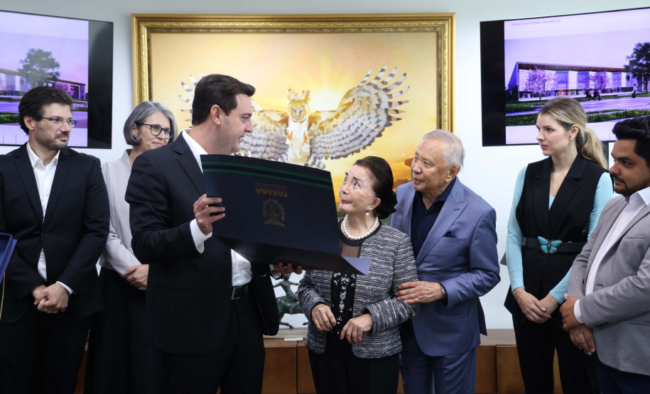 A Universidade Estadual de Londrina (UEL) será a primeira instituição de ensino superior estadual do Paraná a ter um parque tecnológico em seu campus, no Norte do Estado. O projeto arquitetônico do novo espaço, que será um hub de inovação integrado à infraestrutura acadêmica e de pesquisa da universidade, foi apresentado nesta terça-feira (11) ao governador Carlos Massa Ratinho Junior.