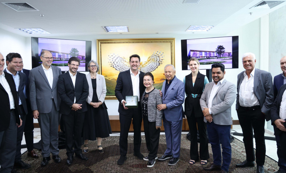 A Universidade Estadual de Londrina (UEL) será a primeira instituição de ensino superior estadual do Paraná a ter um parque tecnológico em seu campus, no Norte do Estado. O projeto arquitetônico do novo espaço, que será um hub de inovação integrado à infraestrutura acadêmica e de pesquisa da universidade, foi apresentado nesta terça-feira (11) ao governador Carlos Massa Ratinho Junior.