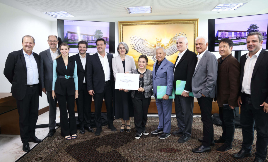 A Universidade Estadual de Londrina (UEL) será a primeira instituição de ensino superior estadual do Paraná a ter um parque tecnológico em seu campus, no Norte do Estado. O projeto arquitetônico do novo espaço, que será um hub de inovação integrado à infraestrutura acadêmica e de pesquisa da universidade, foi apresentado nesta terça-feira (11) ao governador Carlos Massa Ratinho Junior.