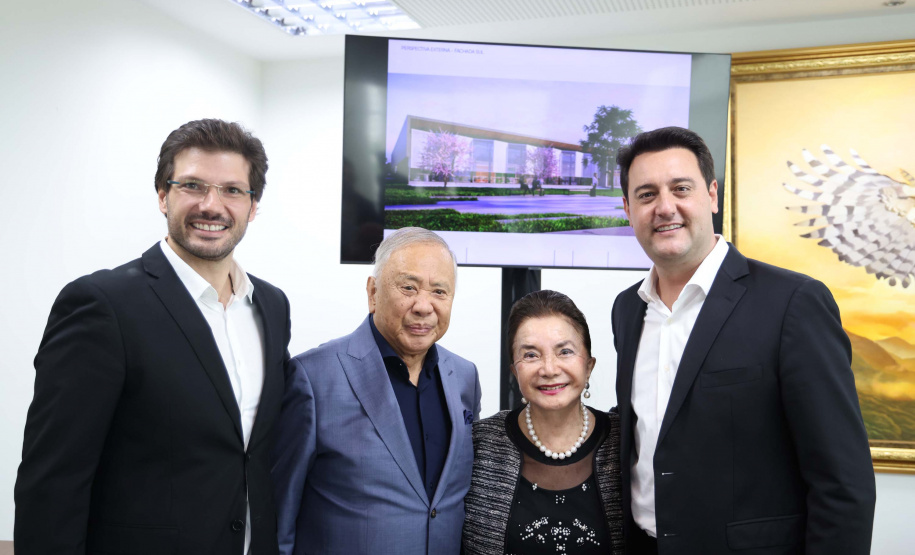 A Universidade Estadual de Londrina (UEL) será a primeira instituição de ensino superior estadual do Paraná a ter um parque tecnológico em seu campus, no Norte do Estado. O projeto arquitetônico do novo espaço, que será um hub de inovação integrado à infraestrutura acadêmica e de pesquisa da universidade, foi apresentado nesta terça-feira (11) ao governador Carlos Massa Ratinho Junior.