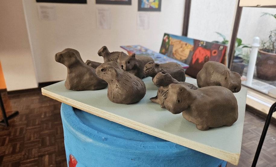 SEEC Estudantes do Centro Juvenil de Artes Plásticas homenageiam Curitiba no aniversário de 332 anos da cidade